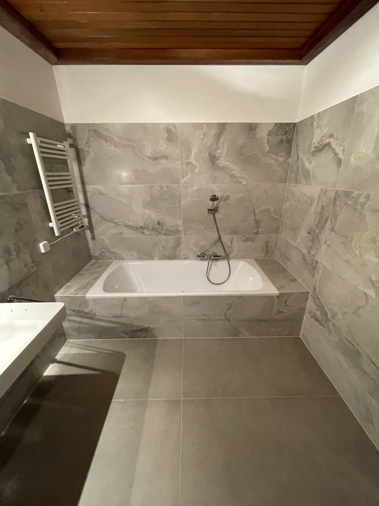 Komplettsanierung Bad in Wien – neue Fliesen, moderne Ausstattung und Wanne ersetzt.