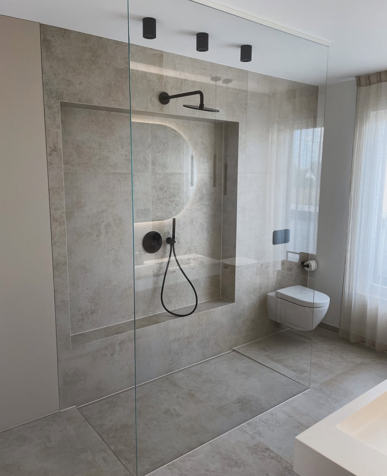 Hindernisse bei der Installation einer bodenebenen Walk-In-Dusche in Bestandsgebäuden – Abfluss- und Estrichprobleme visualisiert