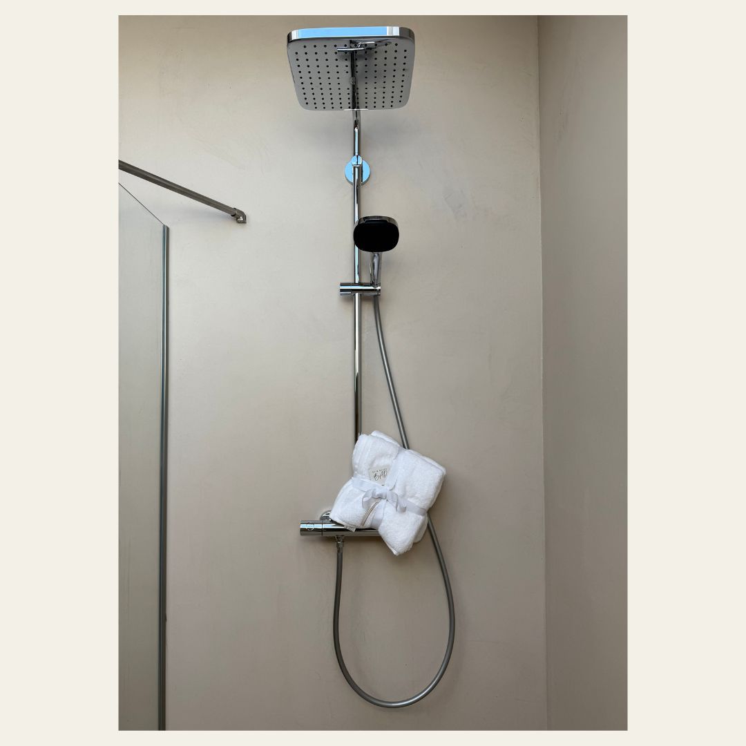 fugenloses-bad-helle-farben-mikrozement-deinneuesbad