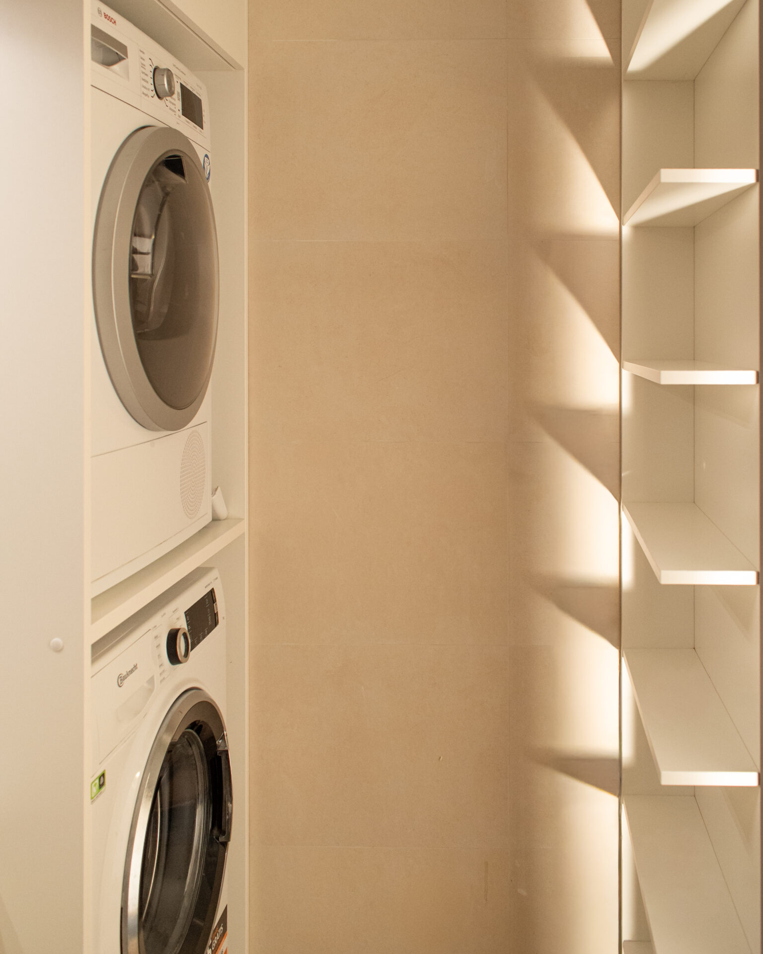 Maßgefertigtes Seitenregal als Wandregal im Badezimmer – Badmöbel nach Maß in Wien für zusätzlichen Stauraum.